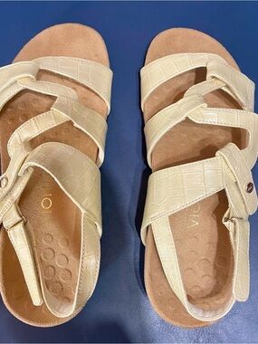 Vionic Women’s Cream Croc-Texture Adjustable Strap Sandals